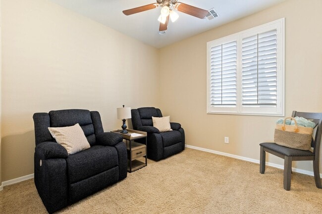 Building Photo - Stunning 2 bed 2 bath within walking distance to community center!