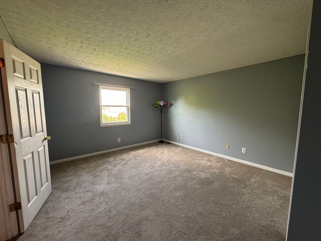 Building Photo - 1049 Mustang Ct