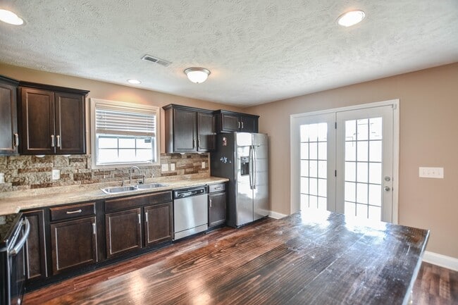 Building Photo - Pet Friendly in Fox Meadow!