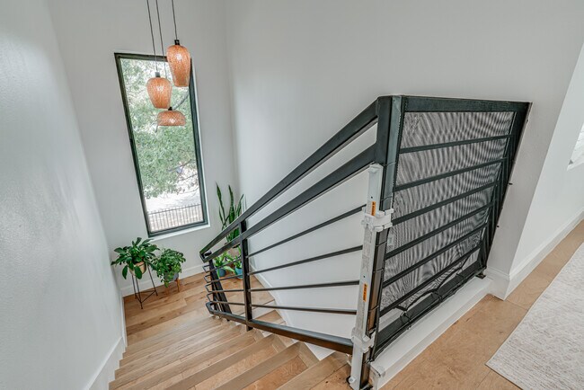 Building Photo - 211 Gibson