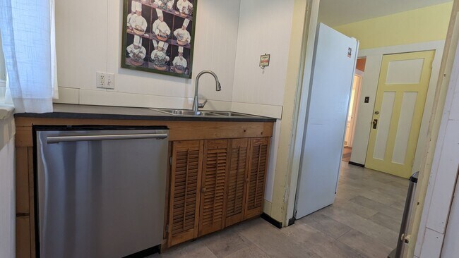 Building Photo - Furnished spacious 2/1 historic home in do...