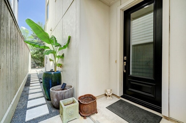 Building Photo - 2014 Crockett St