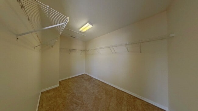 Building Photo - Lovely Large 5/4 Pool Home in West Haven