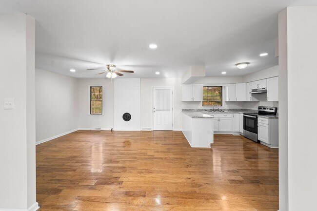 Building Photo - 983 Beverly Dr