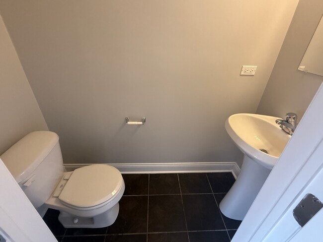 Building Photo - 7008 W Medill Ave