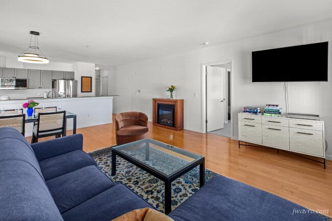 Building Photo - 323 29th St