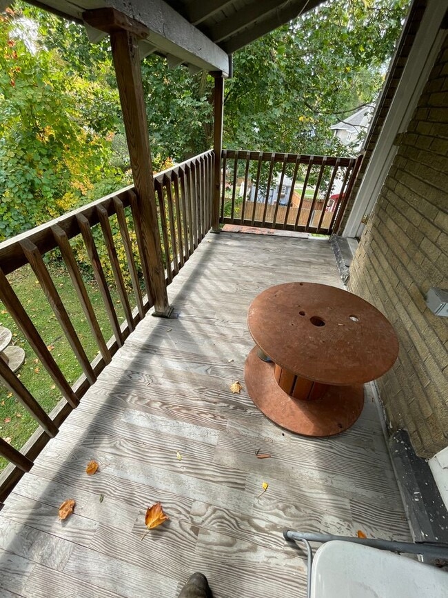 Building Photo - Clean 2BR up with offstreet parking and yard