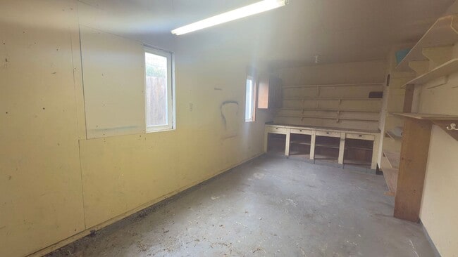 Building Photo - 803 6th Ave