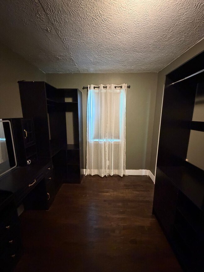 Building Photo - Secluded & Charming 3BR/1BA in Lansing — Section 8 Approved