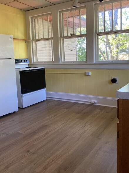 Kitchen - 222 W End Blvd