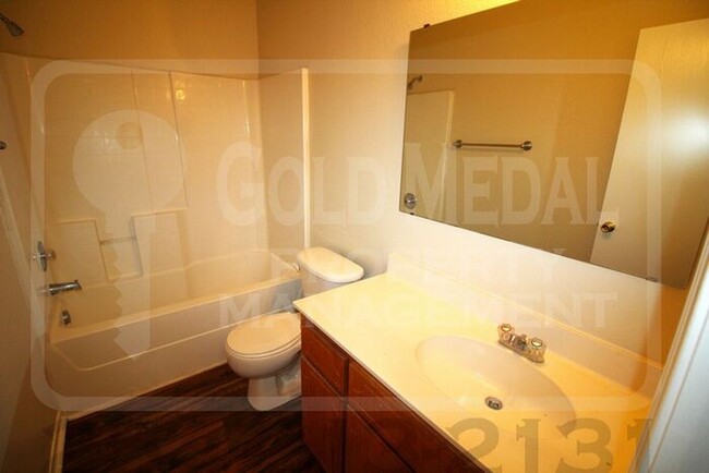 Building Photo - Discover comfort and convenience in this w...