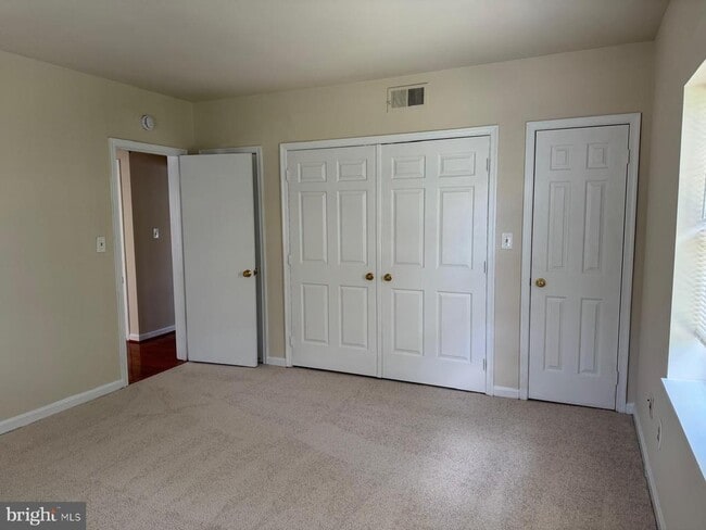 Building Photo - 1720 Queens Ln