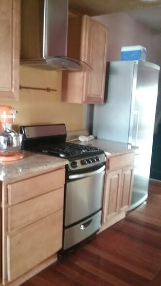 Kitchen with Exhaust Element - 1225 W Walnut St