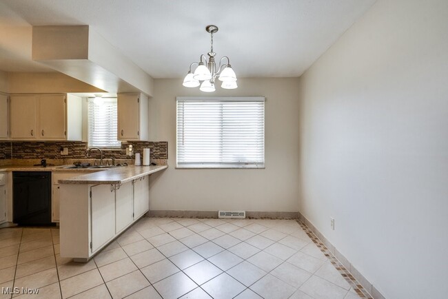 Building Photo - 24665 Robinia Dr