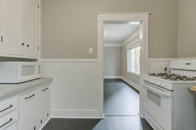 Building Photo - $500 OFF St. Johns Gorgeous Renovated Stud...