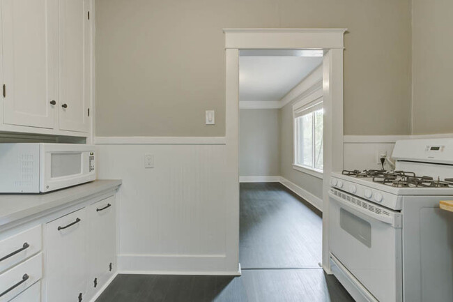 Building Photo - St. Johns: Gorgeous Renovated Studio Ready...