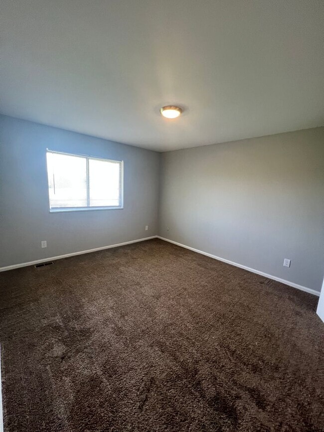 Building Photo - Spacious 2 bedroom/1.5 Bath Townhouse with...