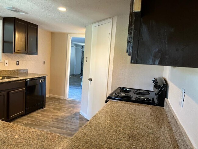 Building Photo - 8415 Bayou Pine Ct