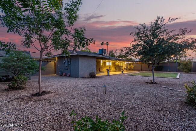 Building Photo - 1422 W Orange Dr