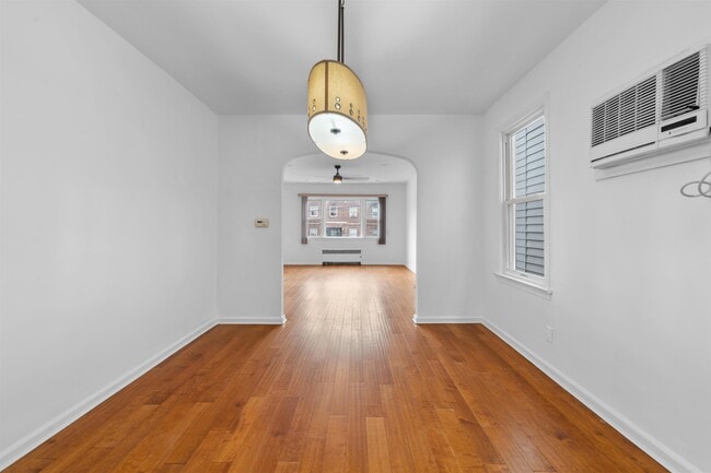 Building Photo - 172 W 49th St