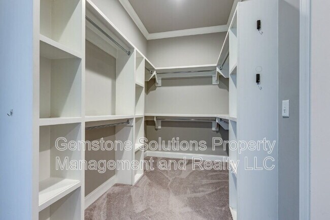 Building Photo - 2944 Hadley Close Ln