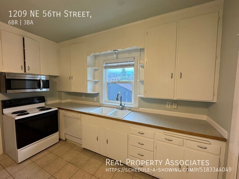 Building Photo - 1209 NE 56th St