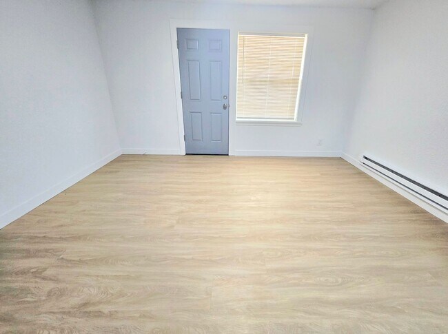 Building Photo - Freshly Remolded 2 Bedroom Apartment Move-...