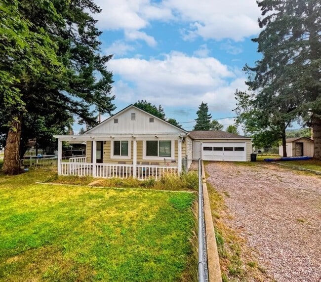 Building Photo - Beautifully remodeled 3-bedroom, 2-bathroo...