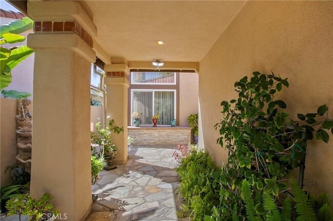 Building Photo - 28921 Via Pasatiempo