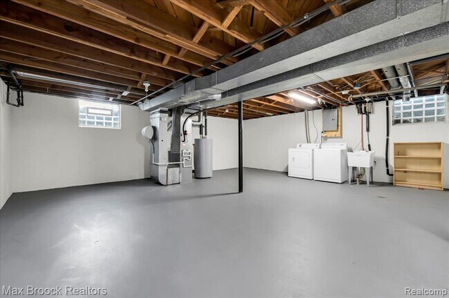Building Photo - 24240 Beverly St
