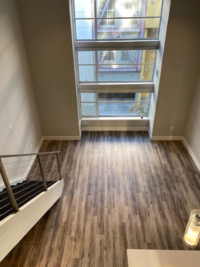 Building Photo - HUGE, remodeled 2 Level 2br/2Ba Loft, Park...
