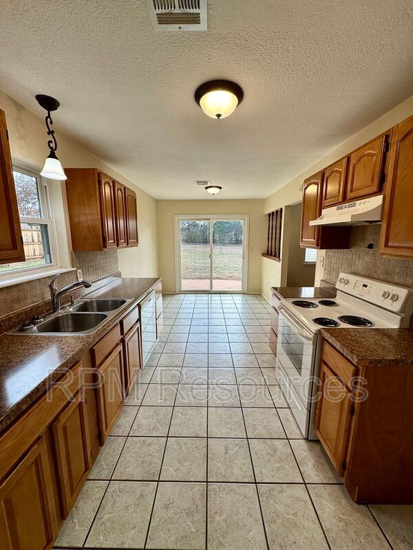 Building Photo - 440 E Carson Ln