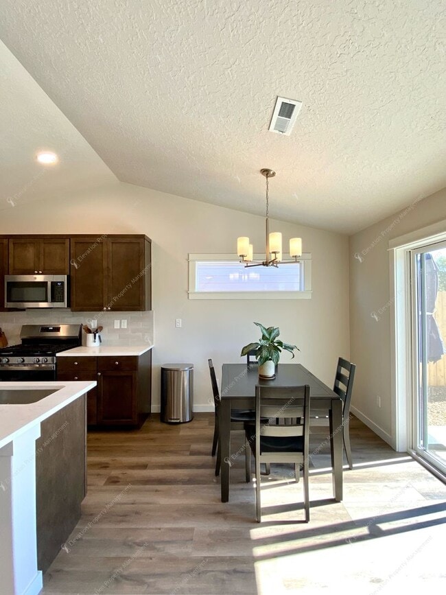 Building Photo - Modern Comfort in Northwest Redmond