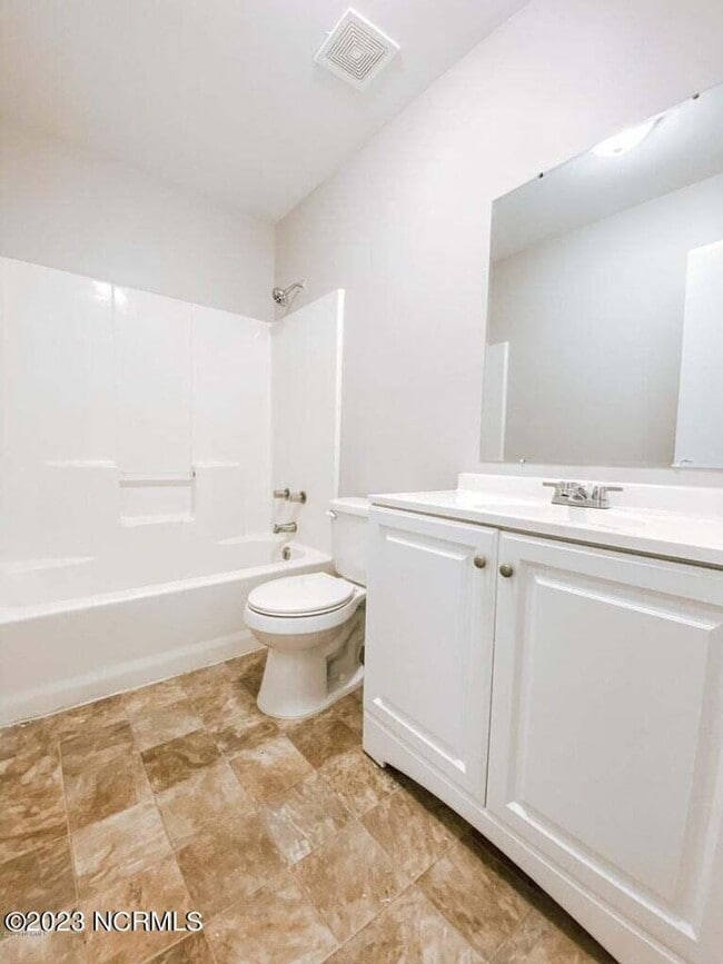 Building Photo - In town- walking distance to shopping!