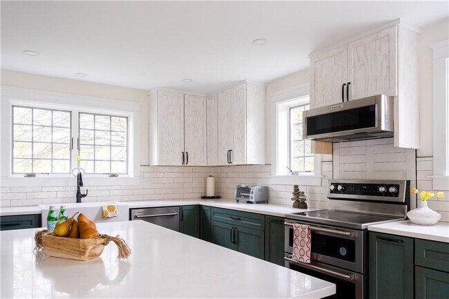 Building Photo - 304 Third Beach Rd