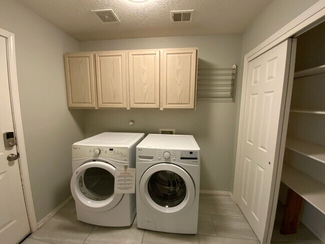 Building Photo - 3 Bedroom Single Story Home Available Near...