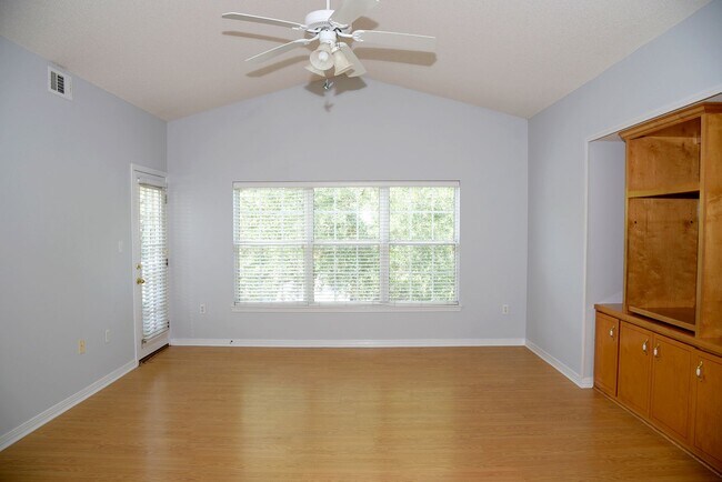 Building Photo - Rare 3 Bedroom Condo in Niceville!