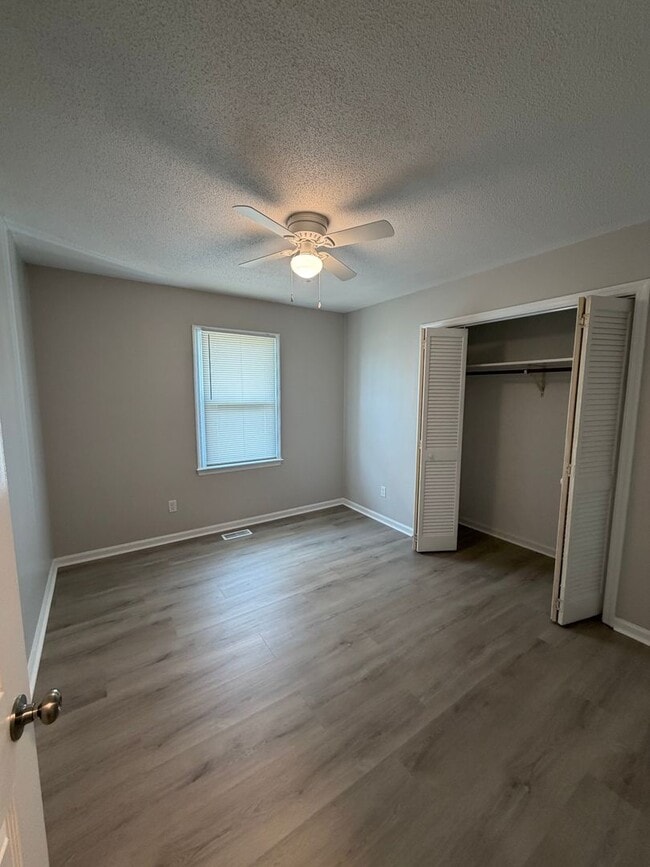 Building Photo - Charming 1,025 sq ft single-family home offering 3 bedrooms and 2 full bathrooms—perfect for comf...