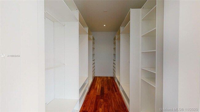 Building Photo - 16580 Sunset Way