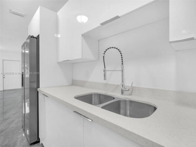 Building Photo - 3 bedroom in Miami FL 33142