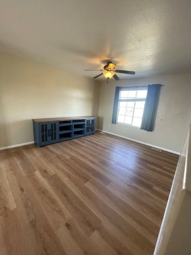 Building Photo - Your New Chapter Starts Here – 5 Bed, 2 Bath Syracuse Home + 2 Weeks Free!