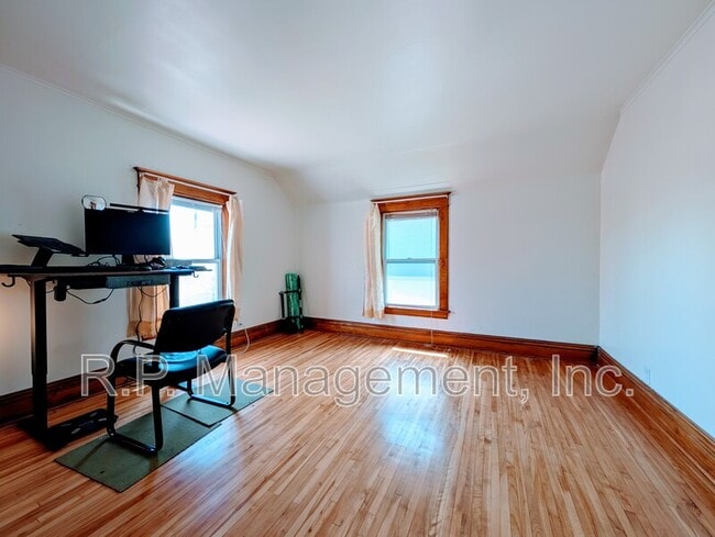 Building Photo - 398 Herschel St