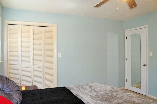 Building Photo - 87 Lakeview Dr