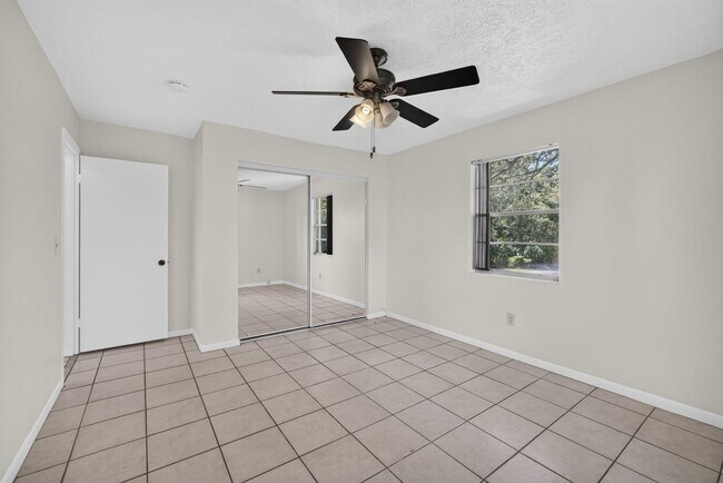 Building Photo - 708 SW Gardens Blvd