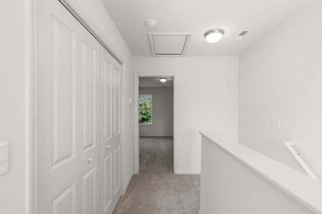 Building Photo - 2 Bed 2.5 Bath Townhome