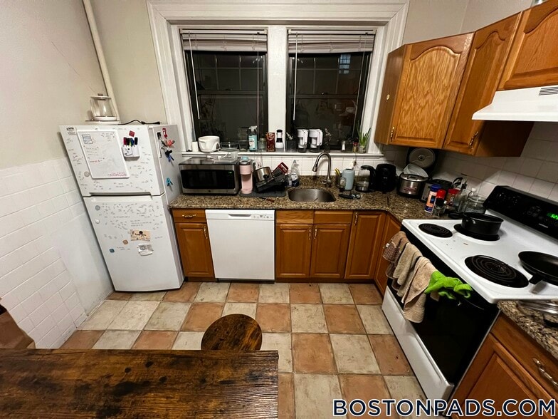 Building Photo - 48 Babcock St