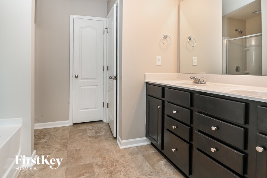 Building Photo - 8929 Lilac Tree Ave