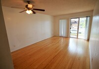 Building Photo - 2 Bed, 1 Bath, 1 Parking Townhouse in Waia...