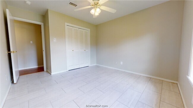 Building Photo - 1003 Val Verde Dr