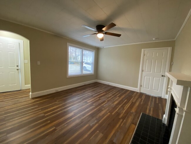 Building Photo - 2 Bedroom, 1 bath home with conditioned ba...